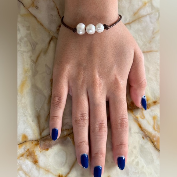 Freshwater pearls leather Jewelry - Freshwater Hawaiian Bracelet with Brown adjustable Cord